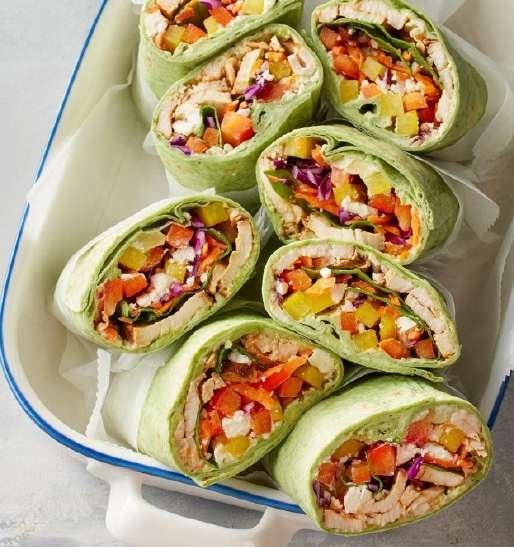 Kleurrijke kipwrap met romige avocadosaus