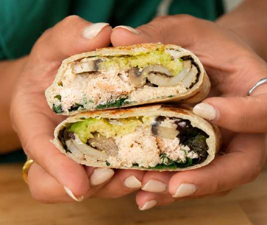 Gegrilde kipwrap met romige saus