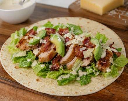 Caesarwrap met spek en avocado
