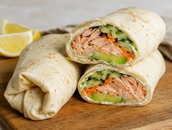 Frisse zalmwrap met avocado