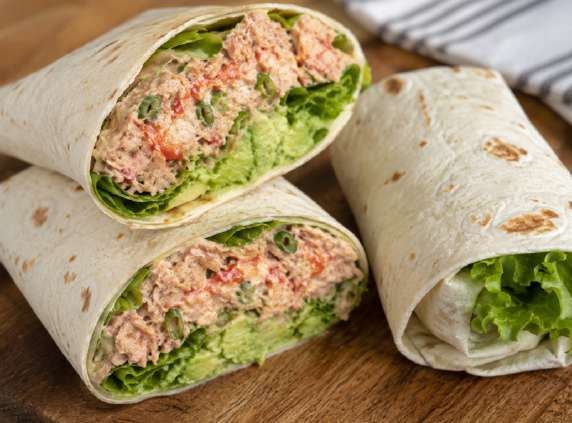 Pittige tonijnwrap met avocado