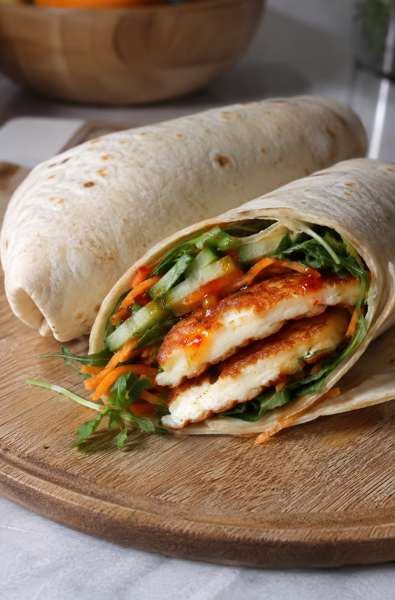 Wrap met krokante halloumi en pittige honing
