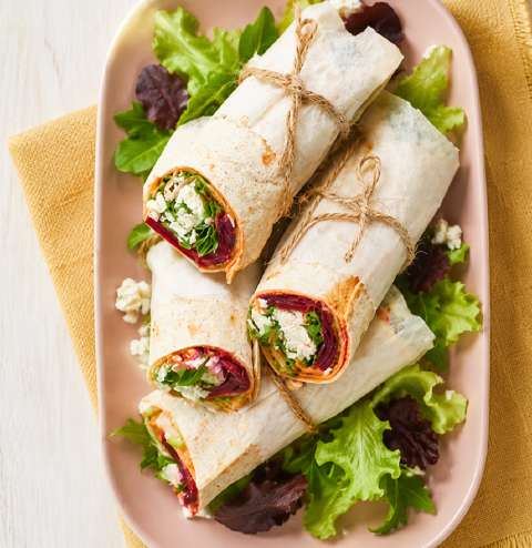Rode-bietenwrap met feta en kruidenhummus