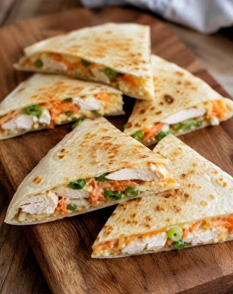 Dubbele quesadilla met kip en hummus